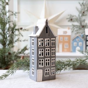 Casetta porta candela in ceramica "Chamonix House" Chic Antique H. 25 x 10 cm.